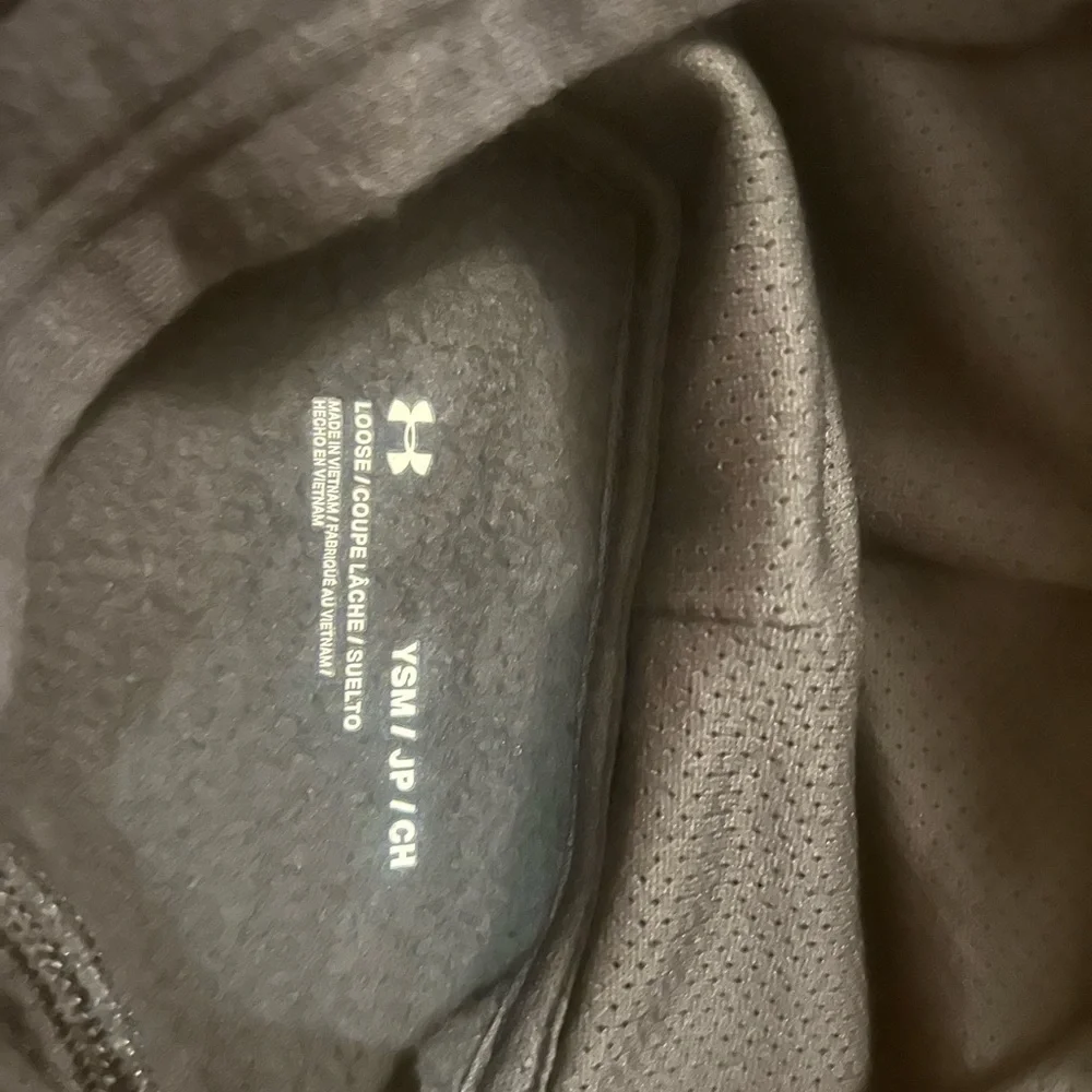 Under Armour Black Hoodie Youth size small - Picture 2 of 2